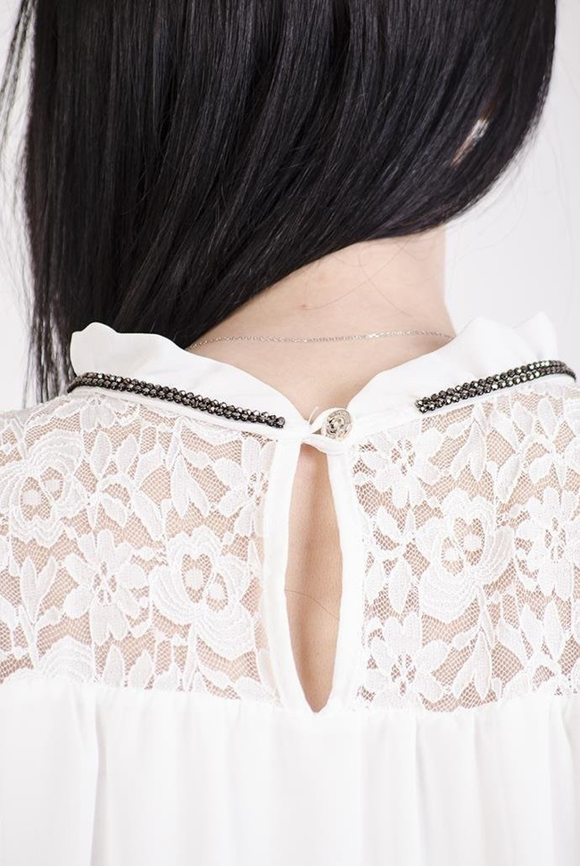 Biała bluzka koszulowa ze zdobionym dekoltem i wycięciami przy ramionach