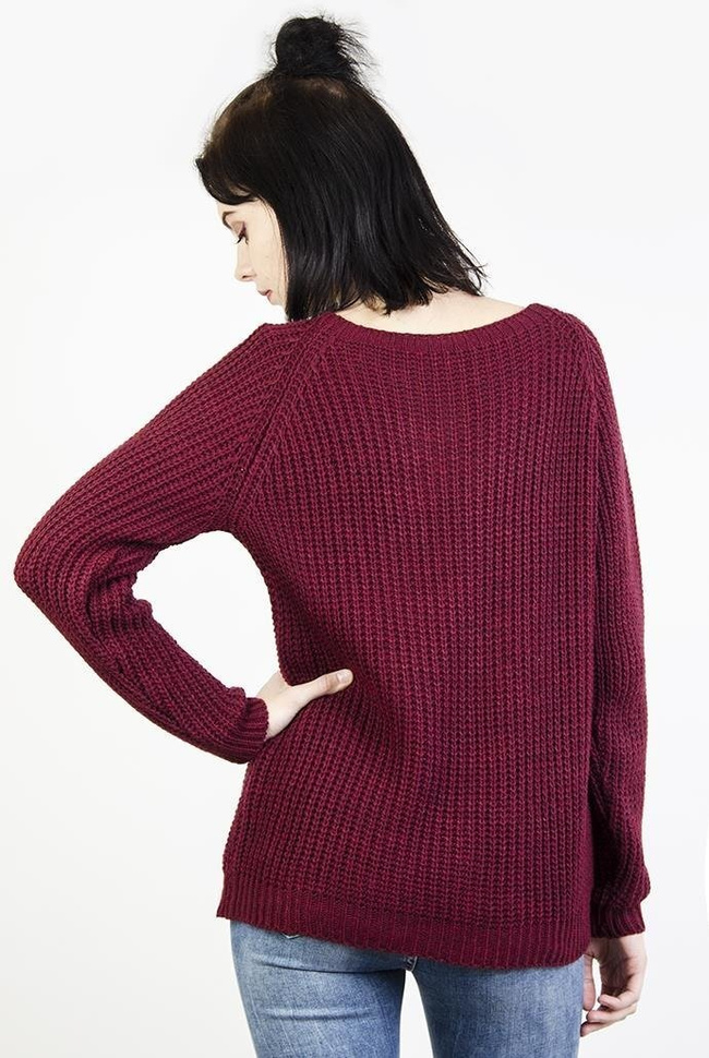 Bordowy sweter z pomponami na łańcuszku