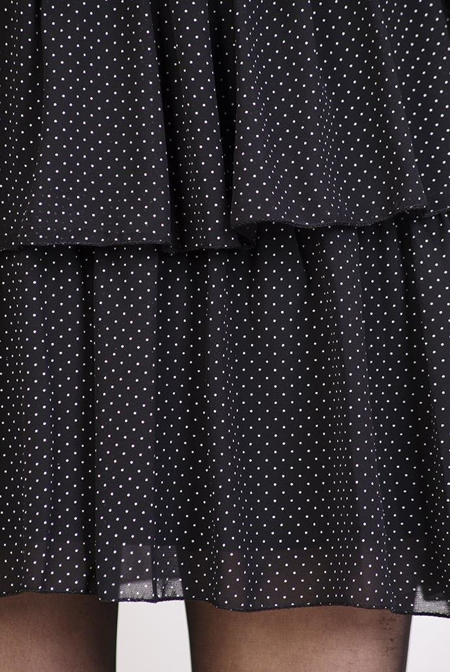 Czarna sukienka w białe kropki z wiązaniem w pasie