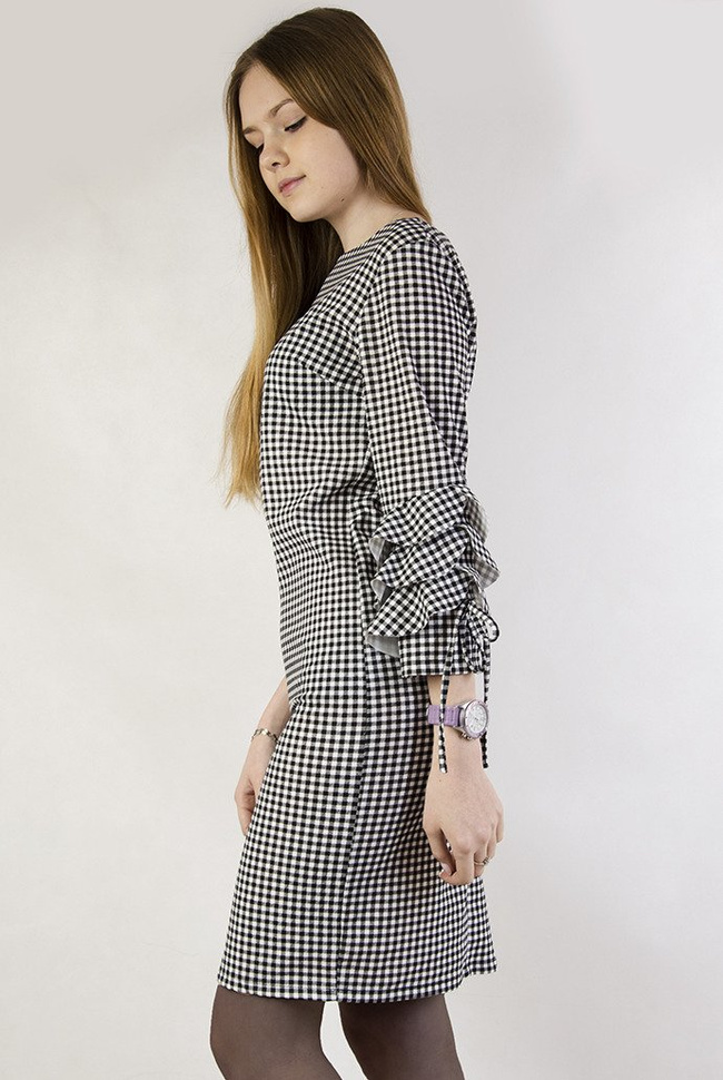 Sukienka w czarno-białą kratkę z falbanami przy rękawach