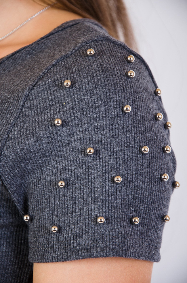 Szara dopasowana sukienka z perełkami na rękawach