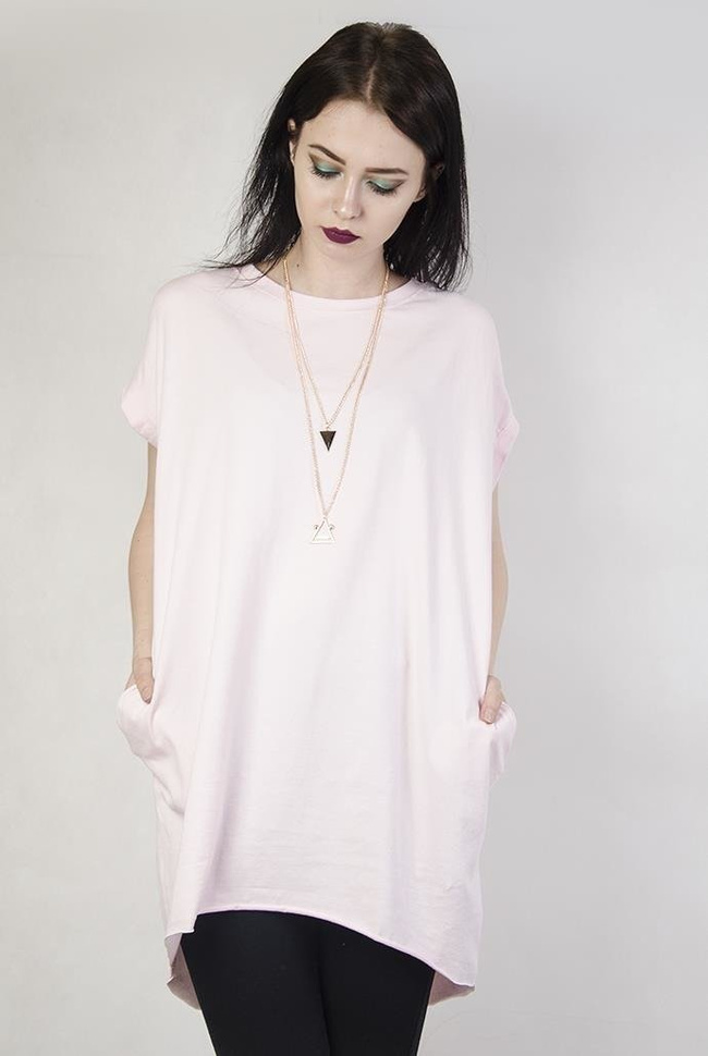 Jasnoróżowa tunika z kieszonkami i wisiorkiem