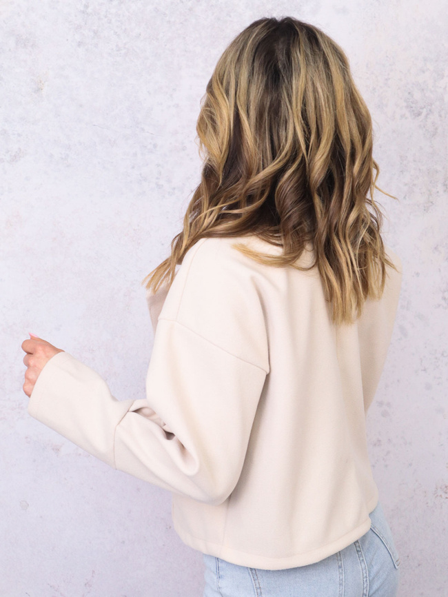 KRÓTKI PŁASZCZ Z KOŁNIERZEM I OZDOBNĄ BROSZKĄ- JASNOBEŻOWY