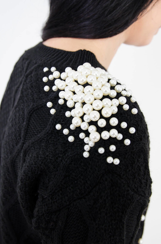 CZARNY SWETER Z PEREŁKAMI