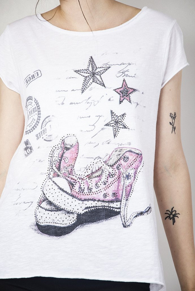 Biała bluzka z nadrukiem i cyrkoniami