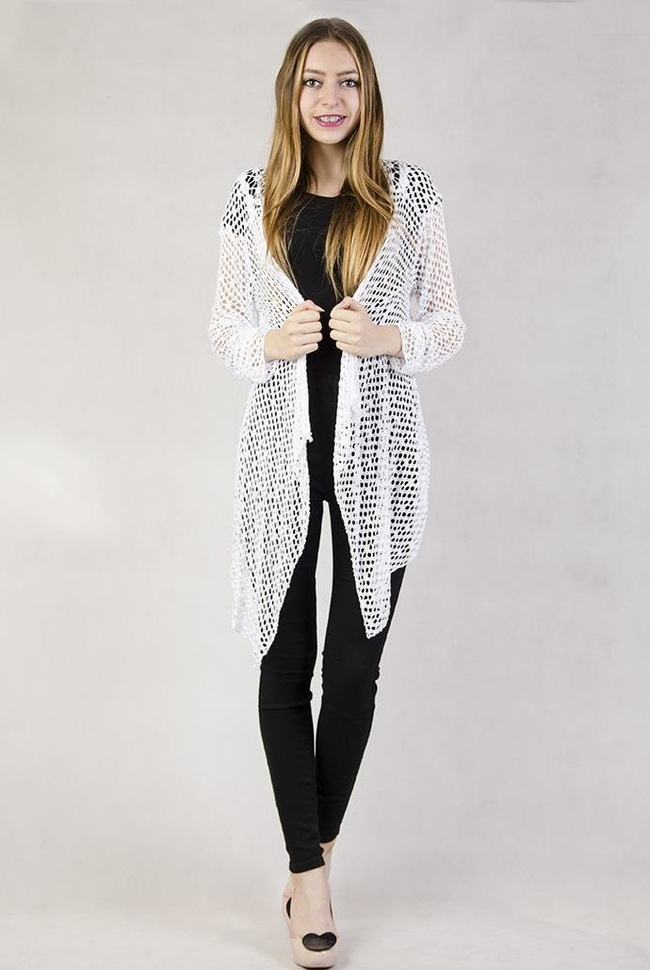 Ażurowa narzuta z motylem na plecach biała