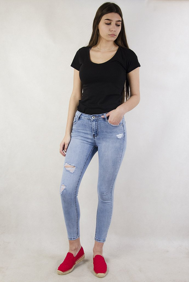 Jasne spodnie z dziurami, przylegające