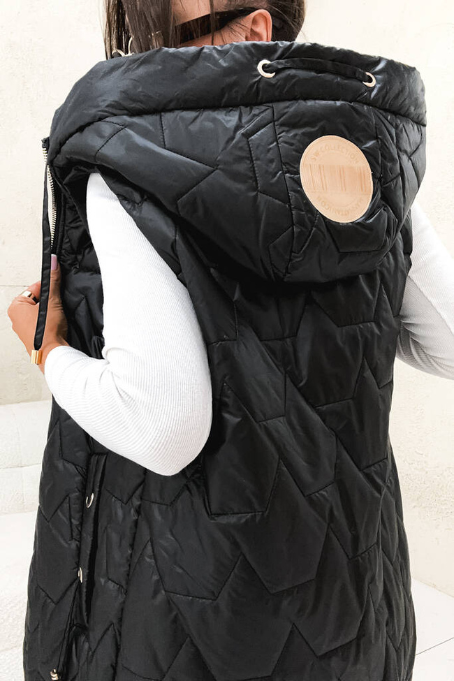 ASYMETRYCZNA KAMIZELKA Z NASZYWKĄ NA KAPTURZE- CZARNA