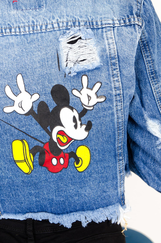 KRÓTKA KURTKA JEANSOWA Z APLIKACJĄ NA PLECACH
