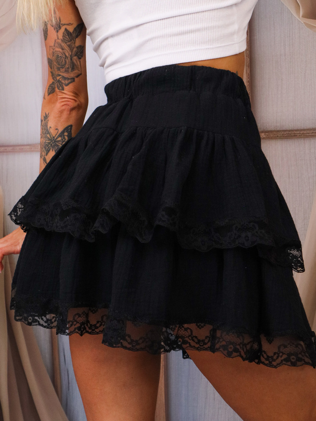 SPÓDNICA Z FALBANAMI I UKRYTYMI SZORTAMI- CZARNA