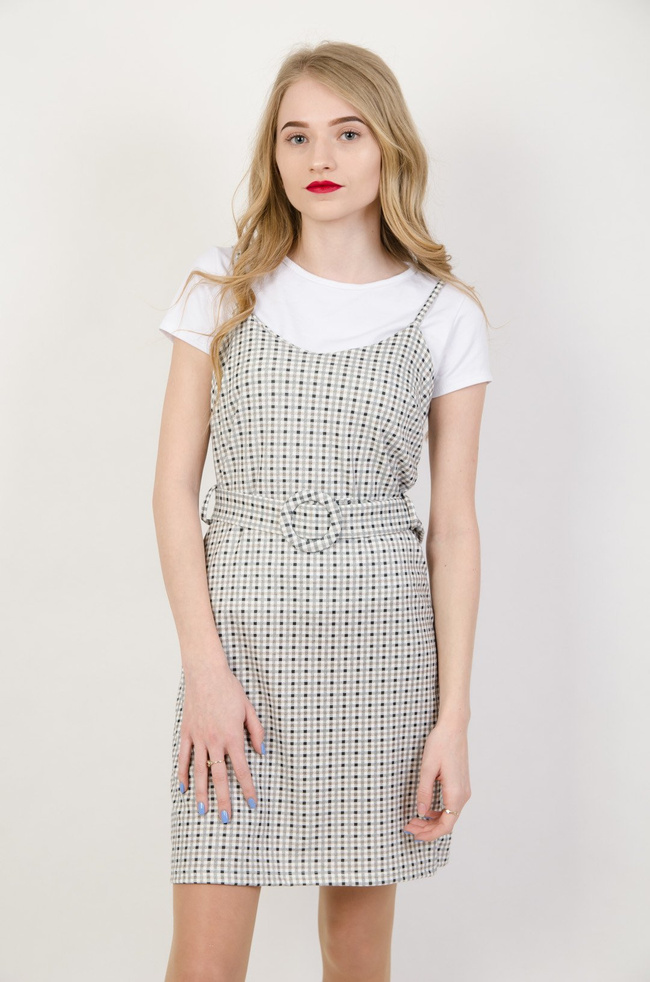 Sukienka w drobną kratkę z białą bluzką w zestawie