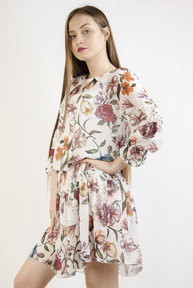 Biała zwiewna sukienka w kwiaty