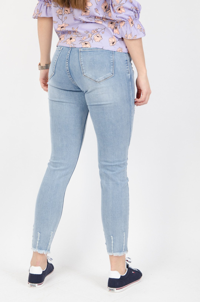 Jasne spodnie jeansowe typu plus size z wysokim stanem