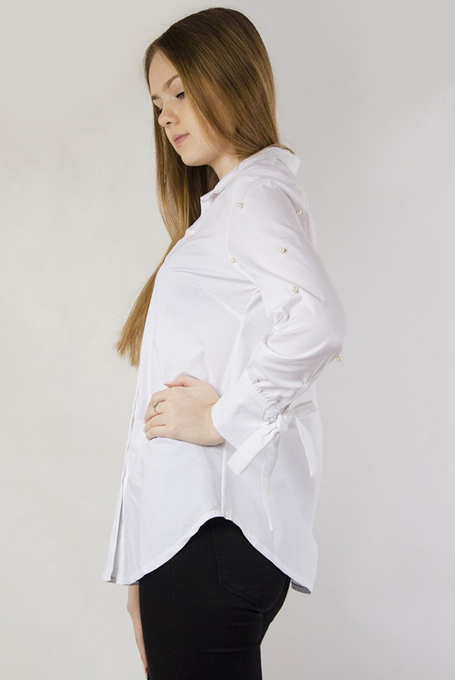 Biała koszula z perełkami oraz wiązaniem przy rękawach