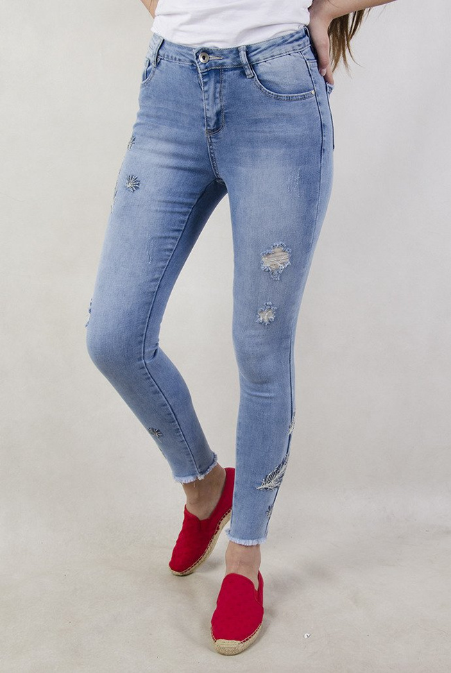Jasne spodnie jeansowe z wyszywanymi piórkami