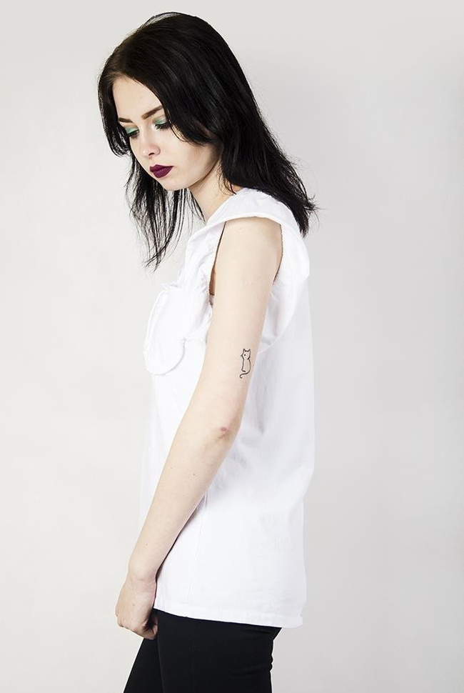 Biała bluzka z kieszonką i falbankami