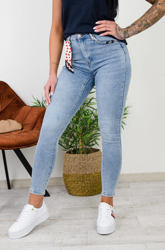 JASNE SPODNIE JEANSOWE PUSH UP ZE WSTĄŻKĄ-WYSOKI STAN