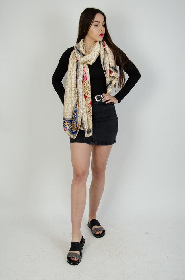 Beżowy satynowy szal we wzory