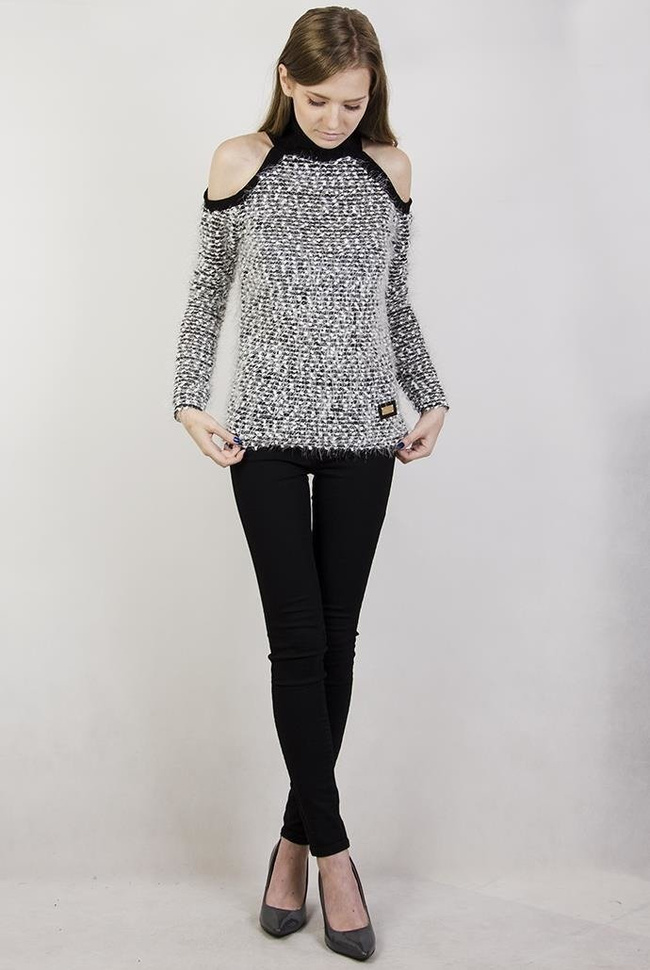 Włochaty sweterek z golfem i rozcięciami na ramionach