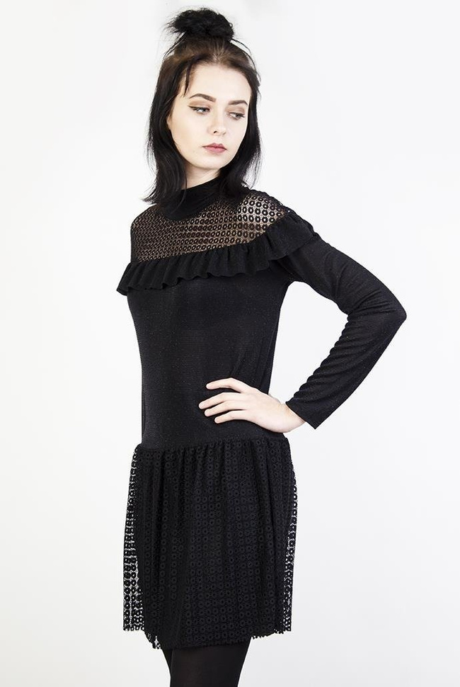 Czarna sukienka z falbanką przy dekolcie oraz ażurowymi wstawkami