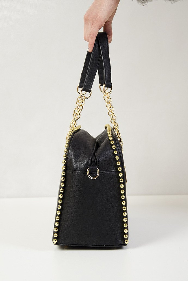 Czarna torebka typu kuferek ze złotymi ćwiekami