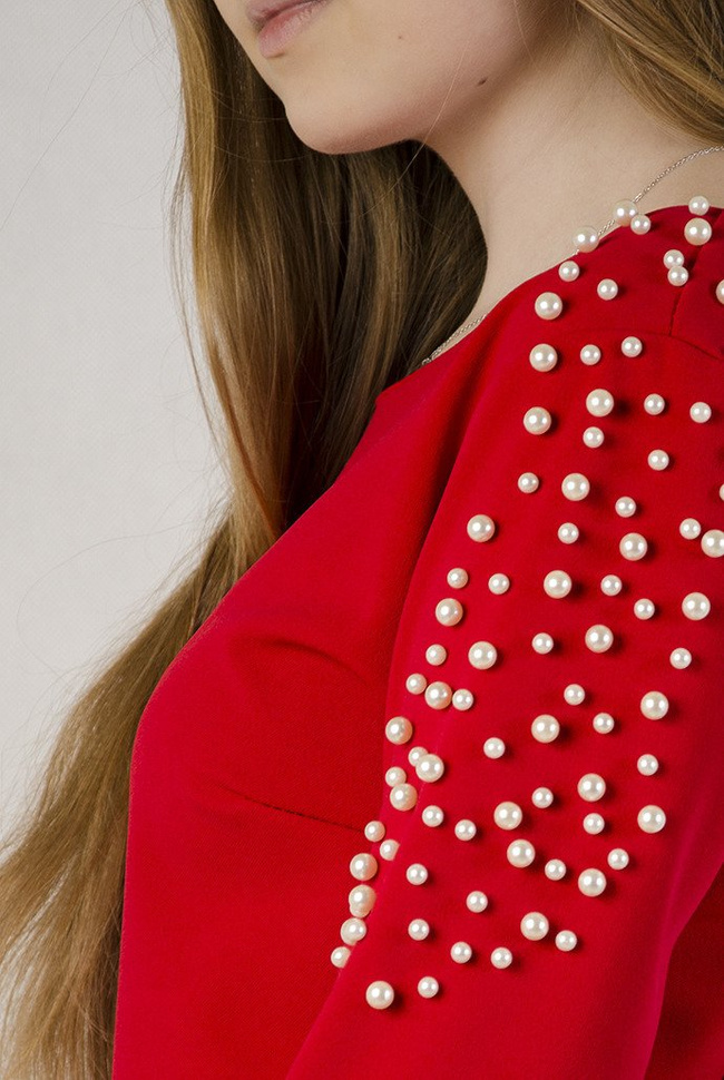 Czerwona dopasowana sukienka z perełkami na ramionach