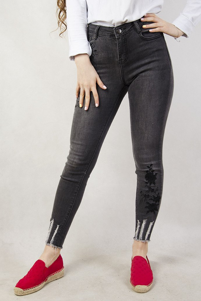 Szare spodnie jeansowe z naszywkami