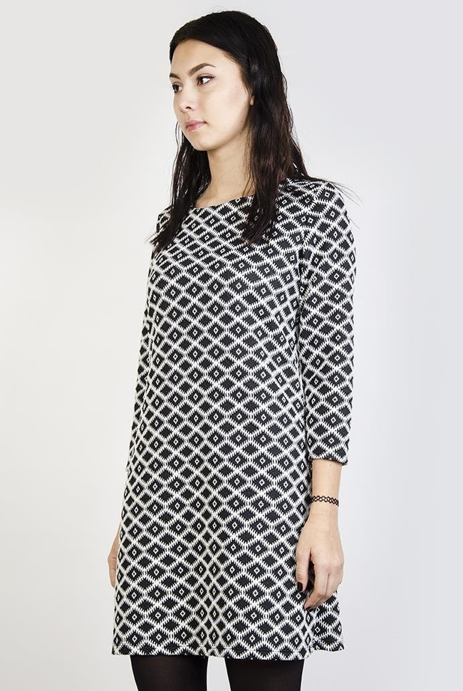 Biało-czarna sukienka w romby