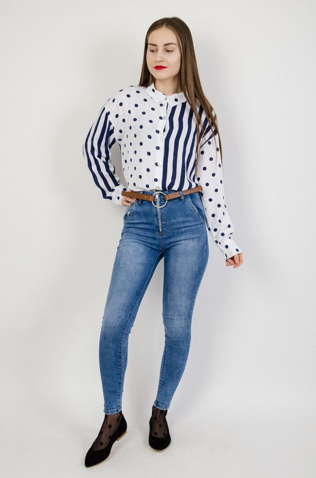 Niebieskie spodnie jeansowe z zamkiem z przodu