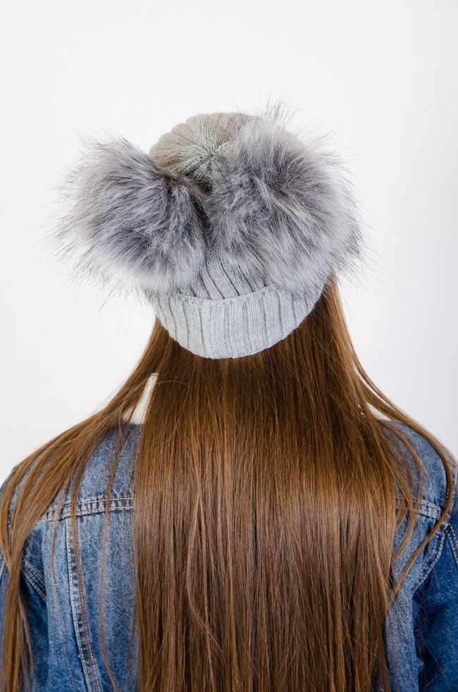 Szara czapka z dwoma pomponami 