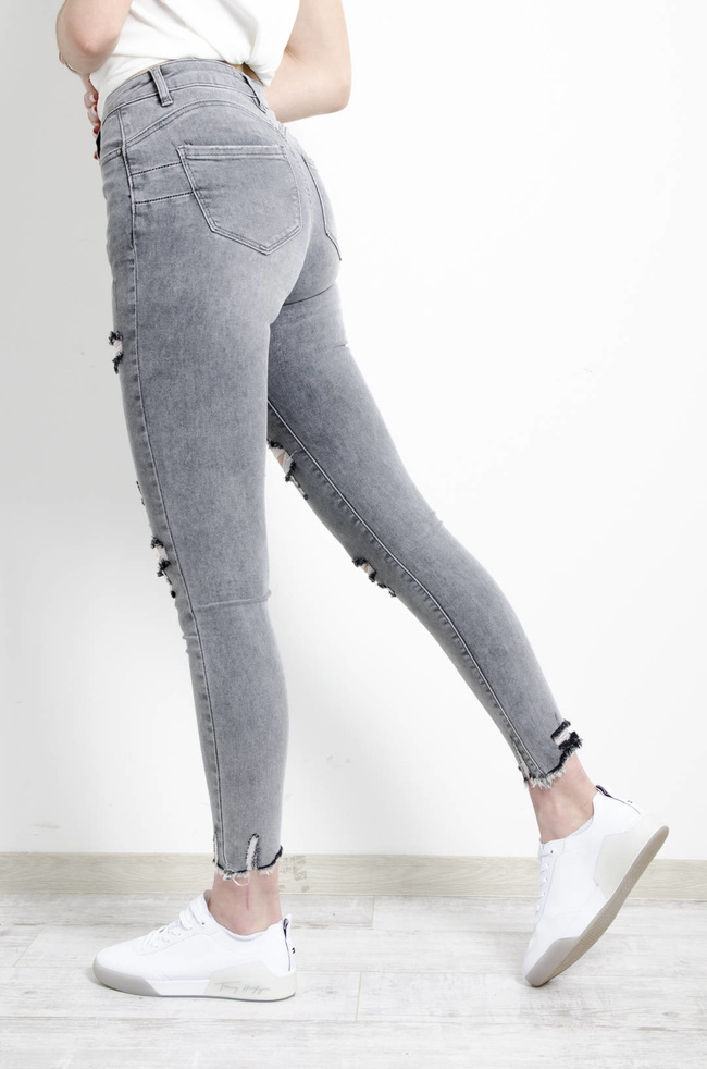 SPODNIE JEANSOWE SZARE PUSH UP Z SZARPANIAMI 