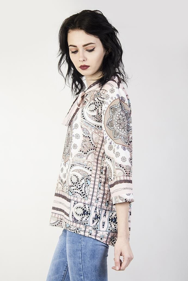 Wzorzysta bluzka z wiązaniem przy szyi