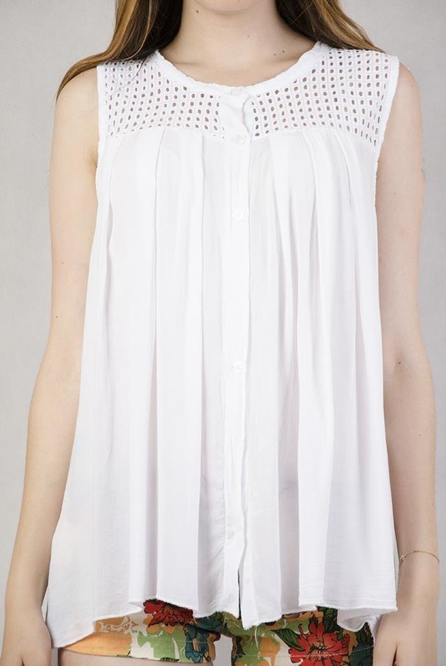 Biała bluzka z ażurowym zdobieniem i przedłużanym tyłem