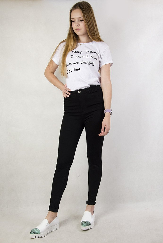 Czarne, przylegające spodnie rurki, z wysokim stanem