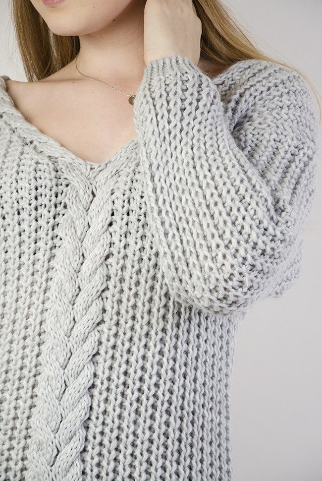 Długi szary sweter w serek, z rozcięciem na dole