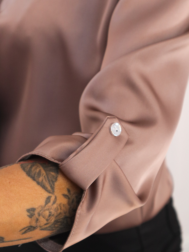 SATYNOWA BLUZKA Z OZDOBNYM WIĄZANIEM PRZY SZYI- BRĄZOWA