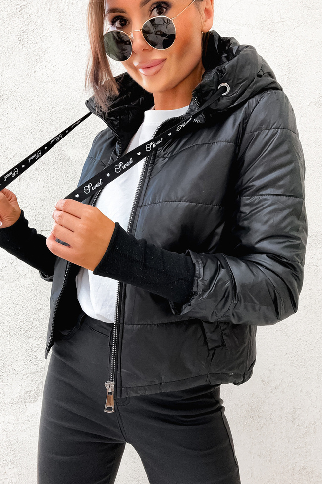 CZARNA ASYMETRYCZNA KURTKA Z OZDOBNYMI WSTĄŻKAMI