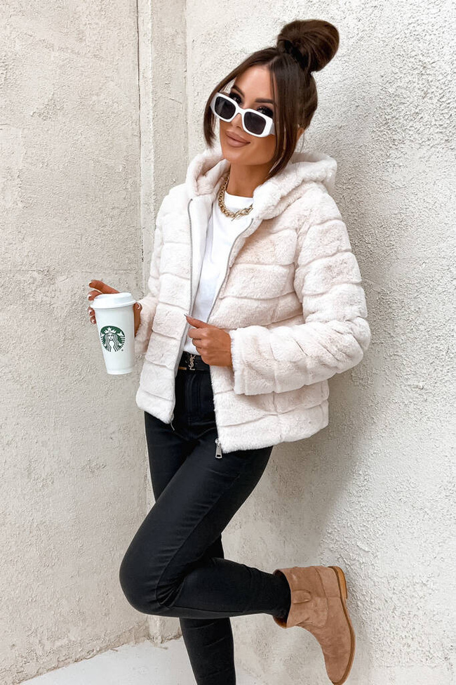 KREMOWA FUTRZANA KURTKA Z KAPTUREM