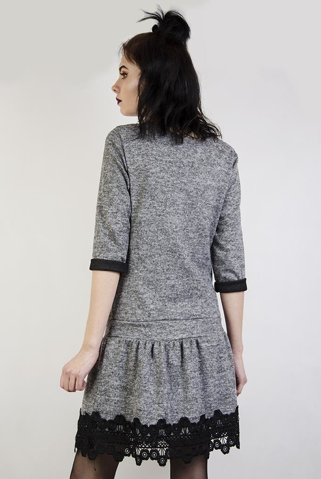 Szara sukienka ze sznurkiem w pasie i ażurowym zdobieniem na dole