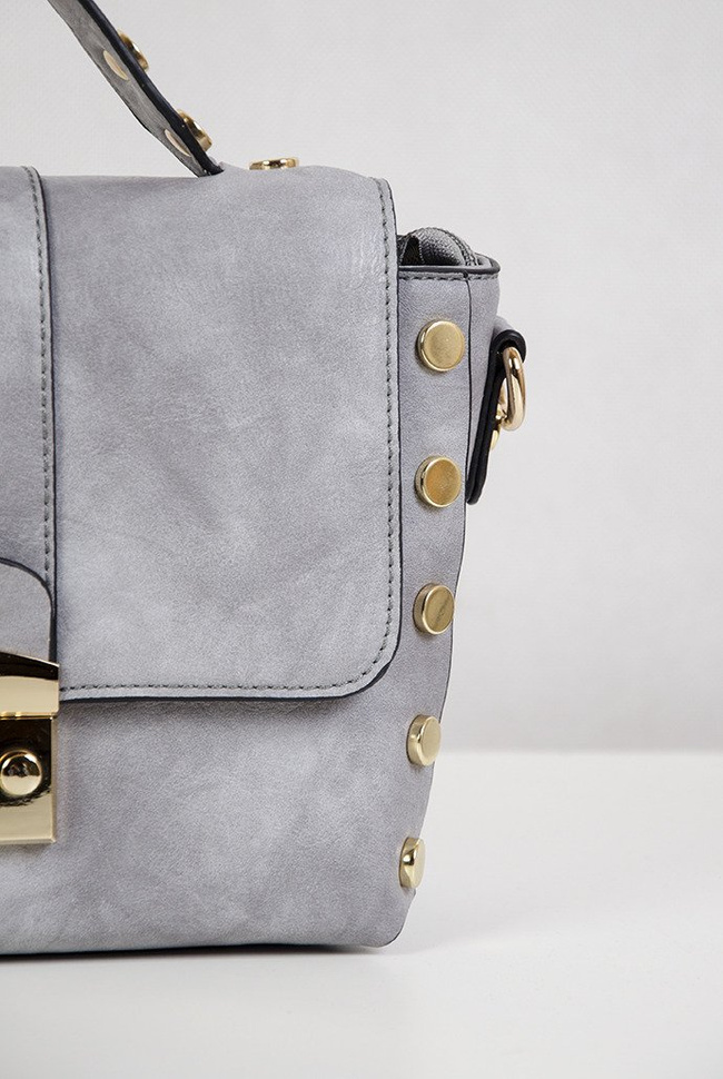 Szara torebka ze złotymi guzikami