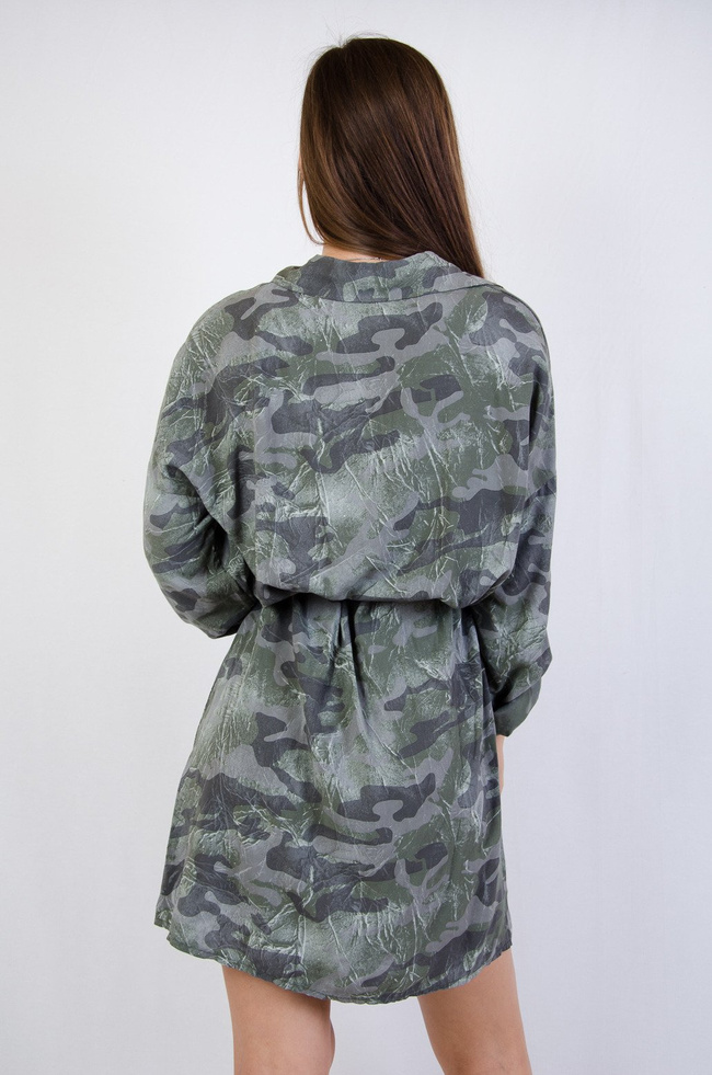 Zielona sukienka moro wiązana w pasie