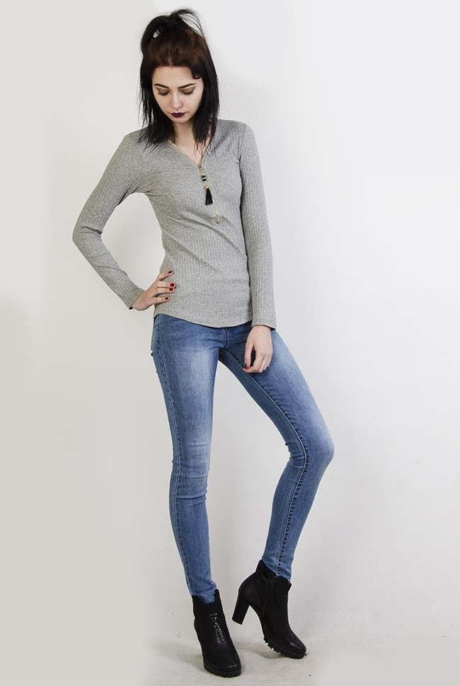 Jasnoszara prążkowana bluzka zapinana na zamek