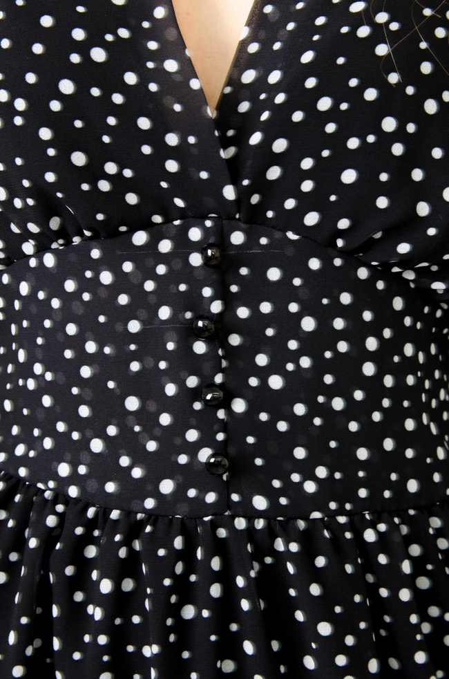 CZARNA SZYFONOWA SUKIENKA W BIAŁE KROPKI-DEKOLT W SZPIC