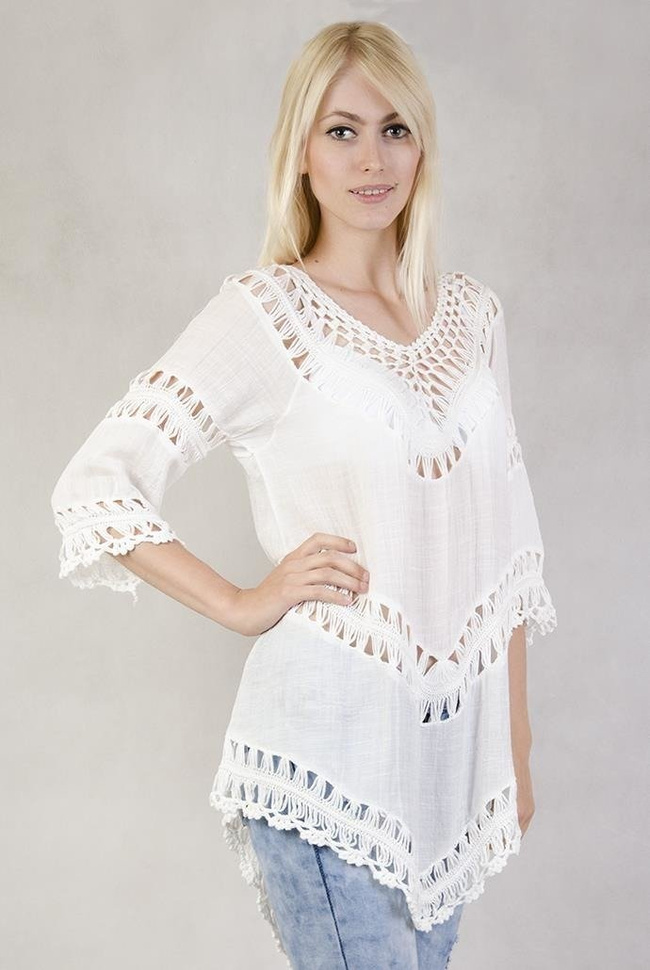 Biała, asymetryczna bluzka w stylu boho