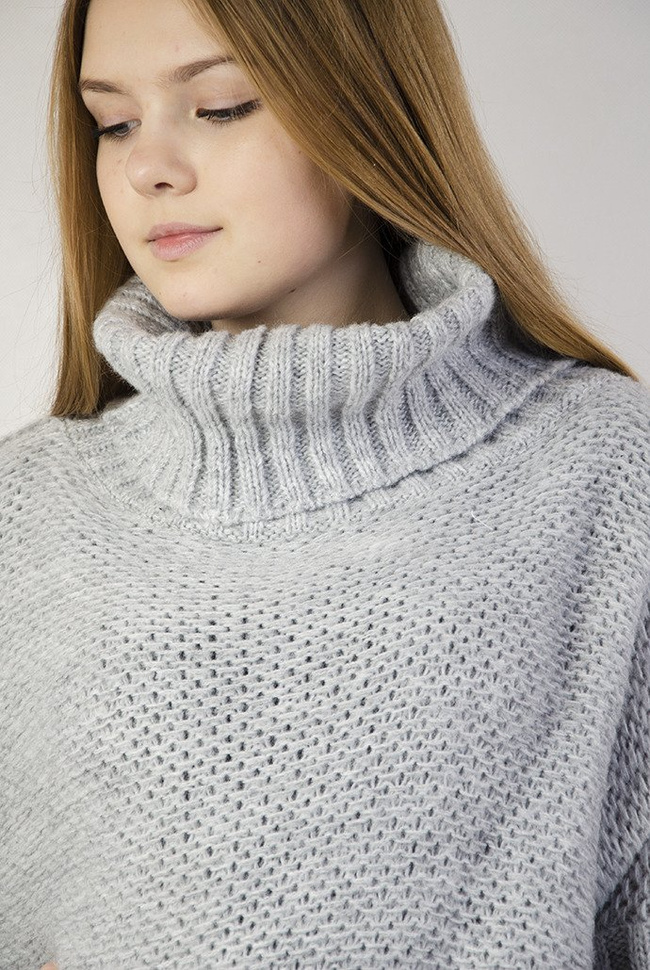 Szary sweter a'la ponczo z golfem