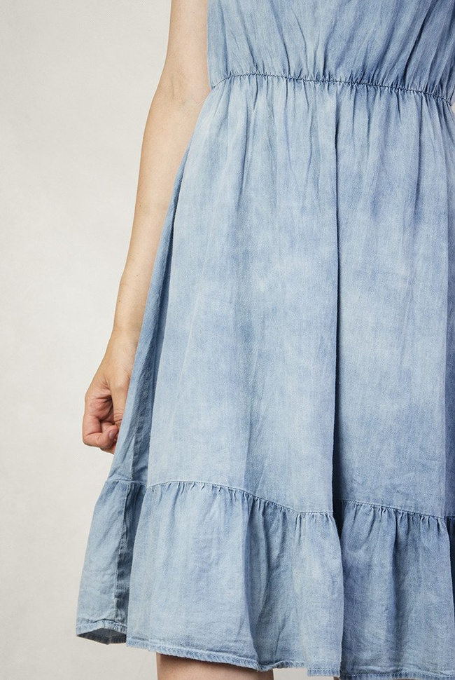 Jasnoniebieska sukienka na cienkie ramiączka