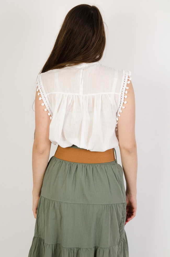 Biała bluzka z ażurowym przodem i pomponikami