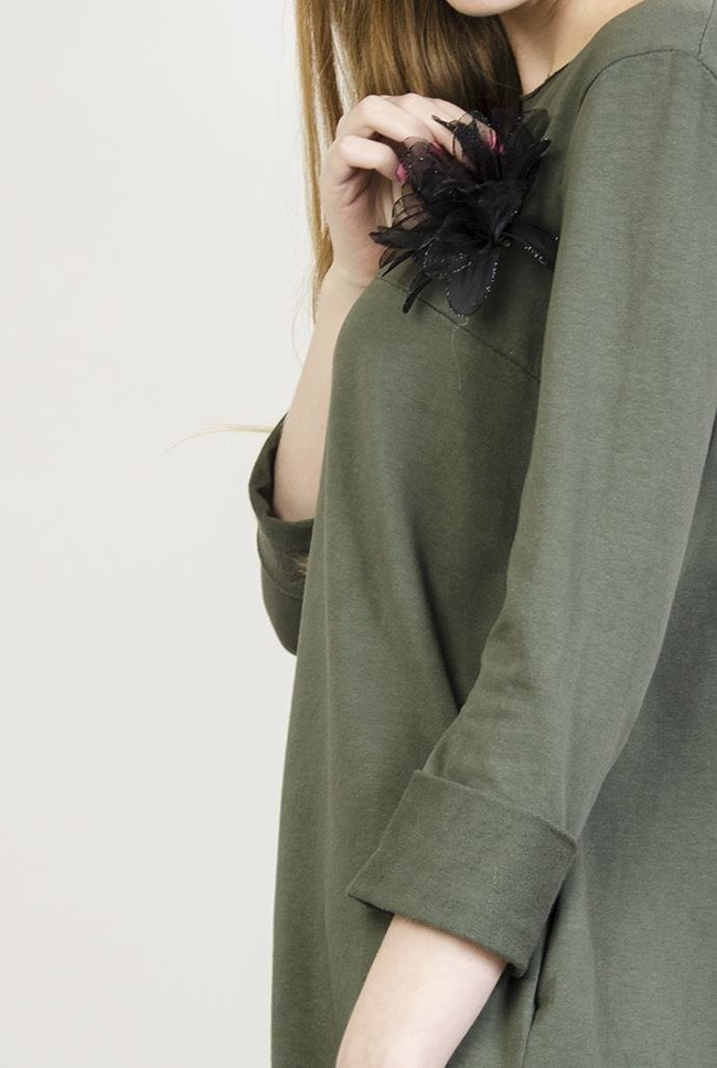 Zielona tunika z czarnym kwiatem