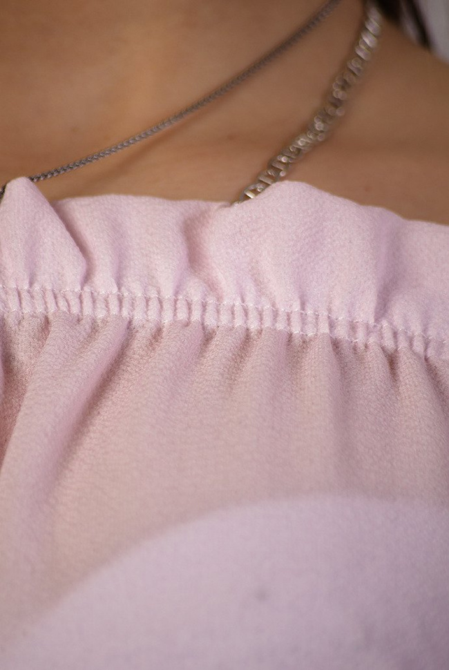 Jasnoróżowa bluzka w motyw kwiatowy, z hiszpańskim dekoltem