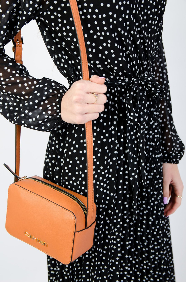 SZYFONOWA SUKIENKA W KROPKI Z PLISOWANYM DOŁEM - CZARNA